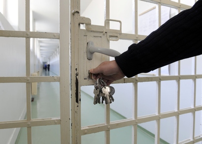 5 Jahre Freiheitsstrafe nach Anschlag auf Flüchtlingsheim Gittertür in einem Gefängnistrakt wird verschlossen.